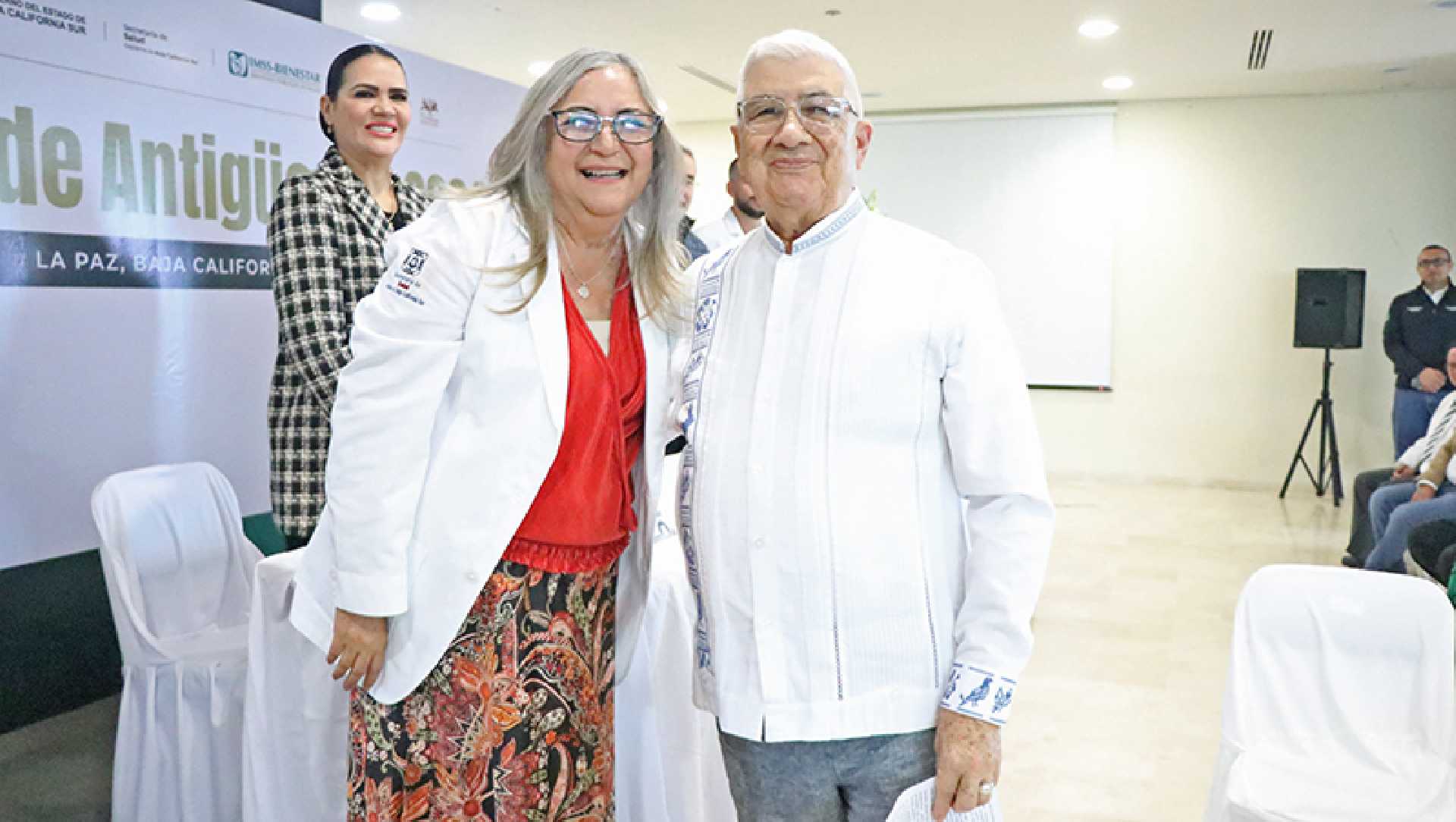 ENTREGA GOBIERNO DE BCS RECONOCIMIENTOS A PERSONAL DE SALUD ESTATAL POR AÑOS DE SERVICIOS