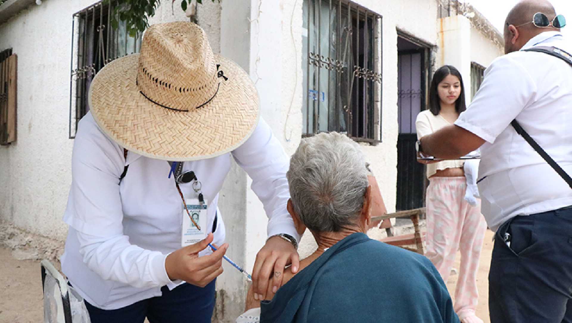BRIGADAS ESTATALES DE VACUNACIÓN RECORREN COLONIAS DE LOS CABOS Y LA PAZ PARA APLICAR BIOLÓGICOS