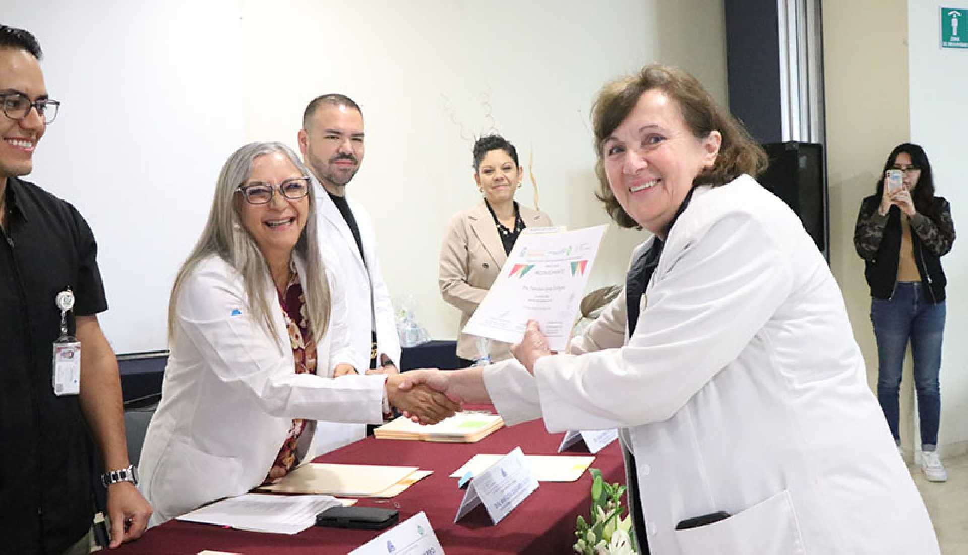 RECONOCE GOBIERNO ESTATAL A MÉDICOS QUE DESEMPEÑAN LABORES DOCENTES EN EL HOSPITAL SALVATIERRA