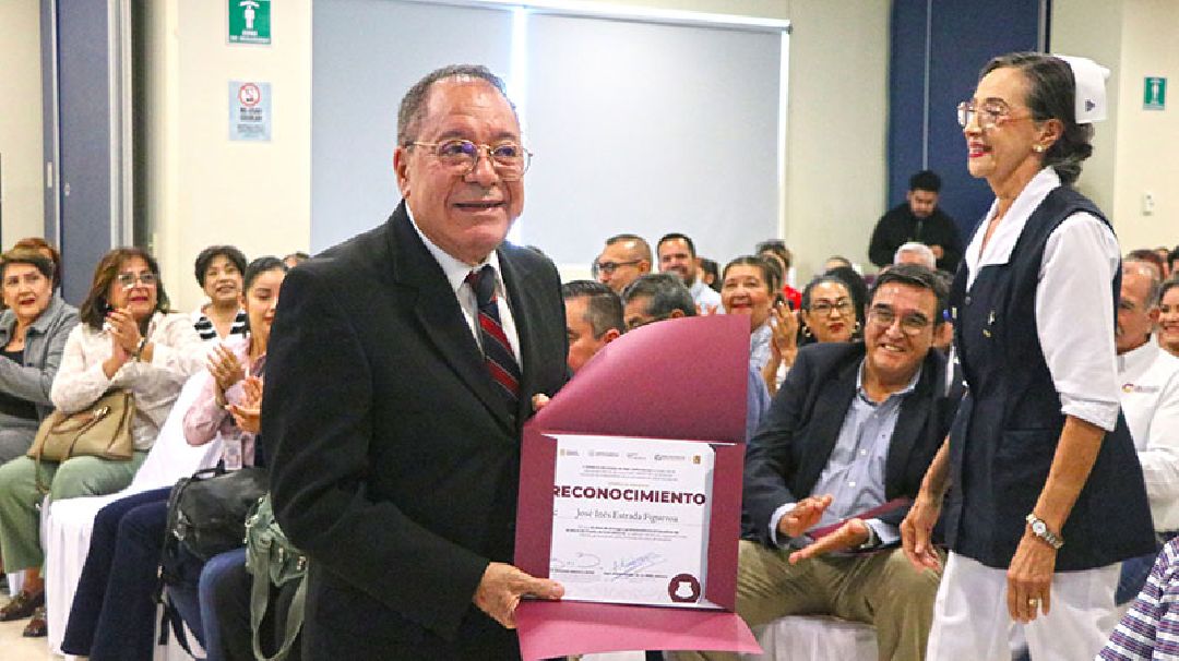 GOBIERNO ENTREGÓ RECONOCIMIENTOS POR AÑOS DE SERVICIOS A TRABAJADORES DE SALUD ESTATAL