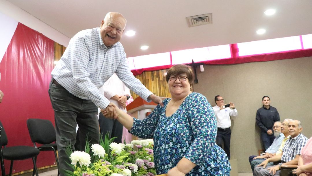 Entrega gobernador VCC bono a personal jubilado de la Secretaría de Salud; reconoce su legado con el bienestar de la población